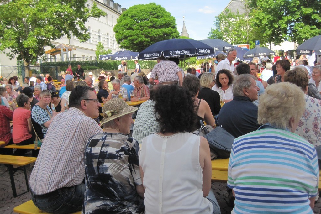 viele Gaste lauschen der Musik