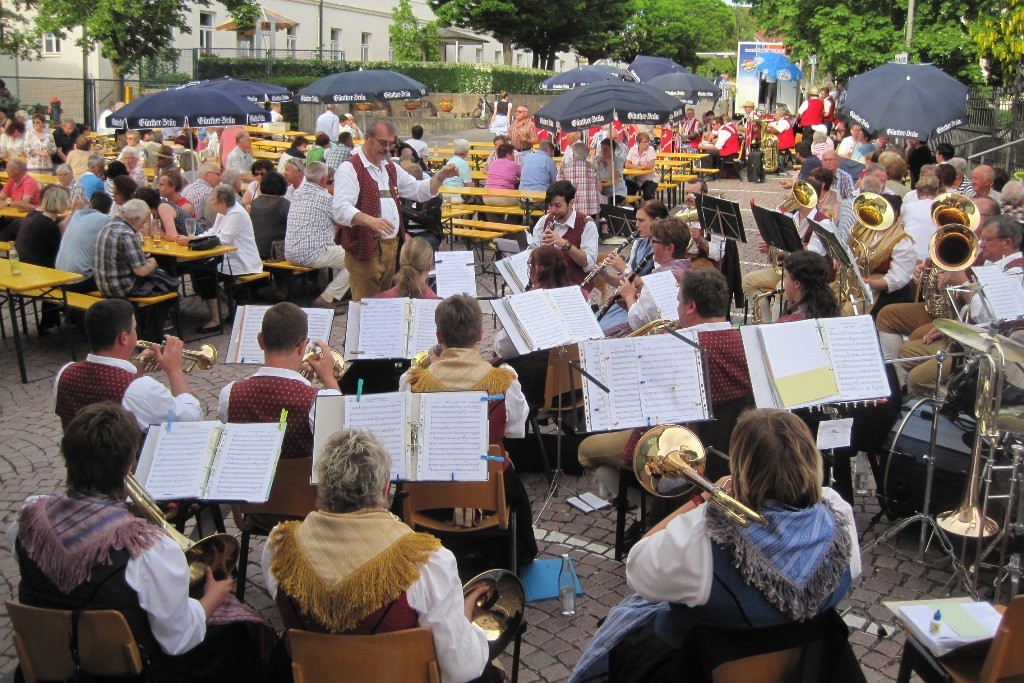 Die Weismainer Blasmusik unter Leitung von Gerhard Mager auf dem Regens-Wagner-Platz